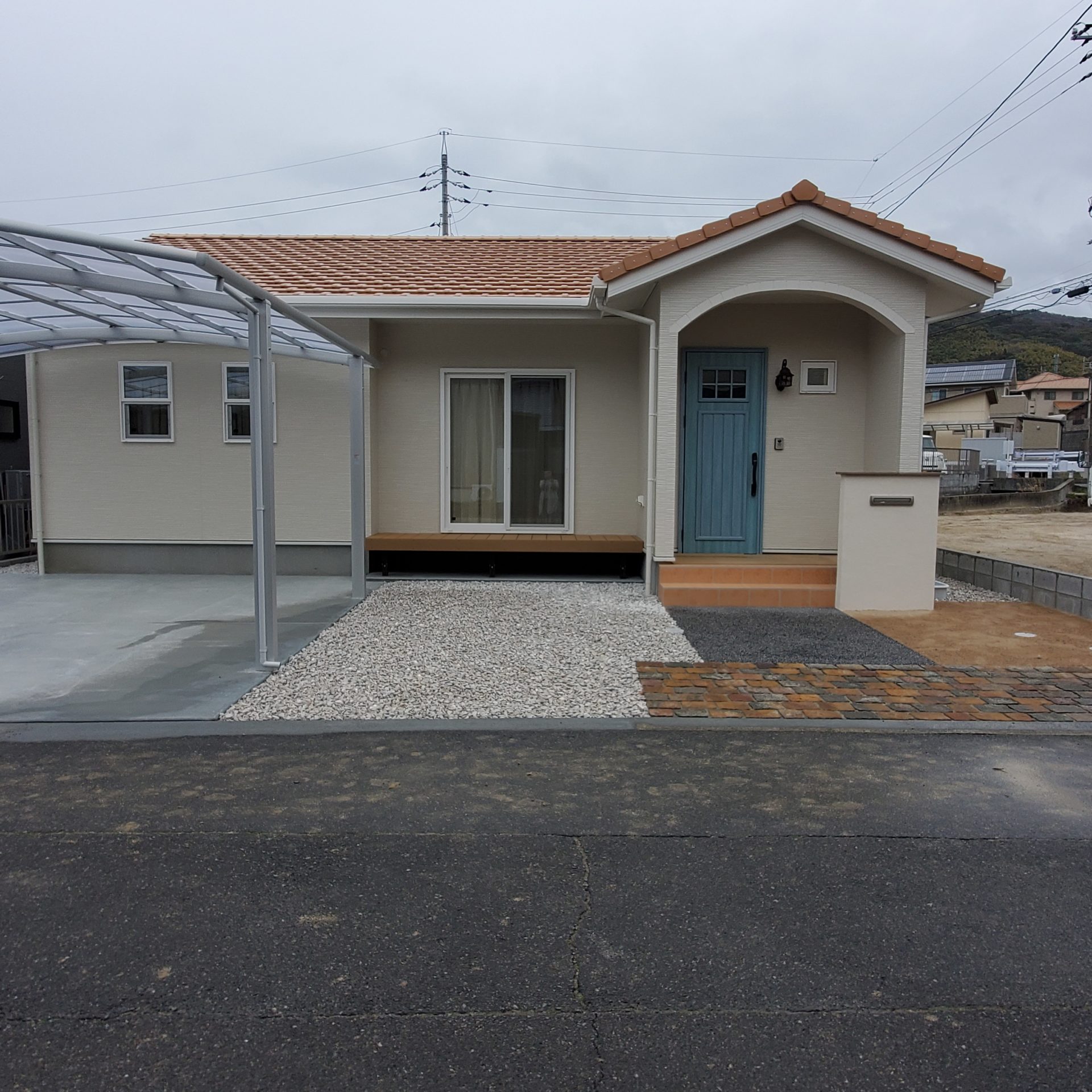 アイスブルーの玄関扉がかわいい平屋